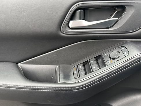 Used 2025 Nissan Rogue SV FWD image 11