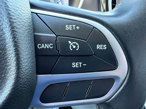 Used 2017 Chrysler Pacifica Touring-L image 38