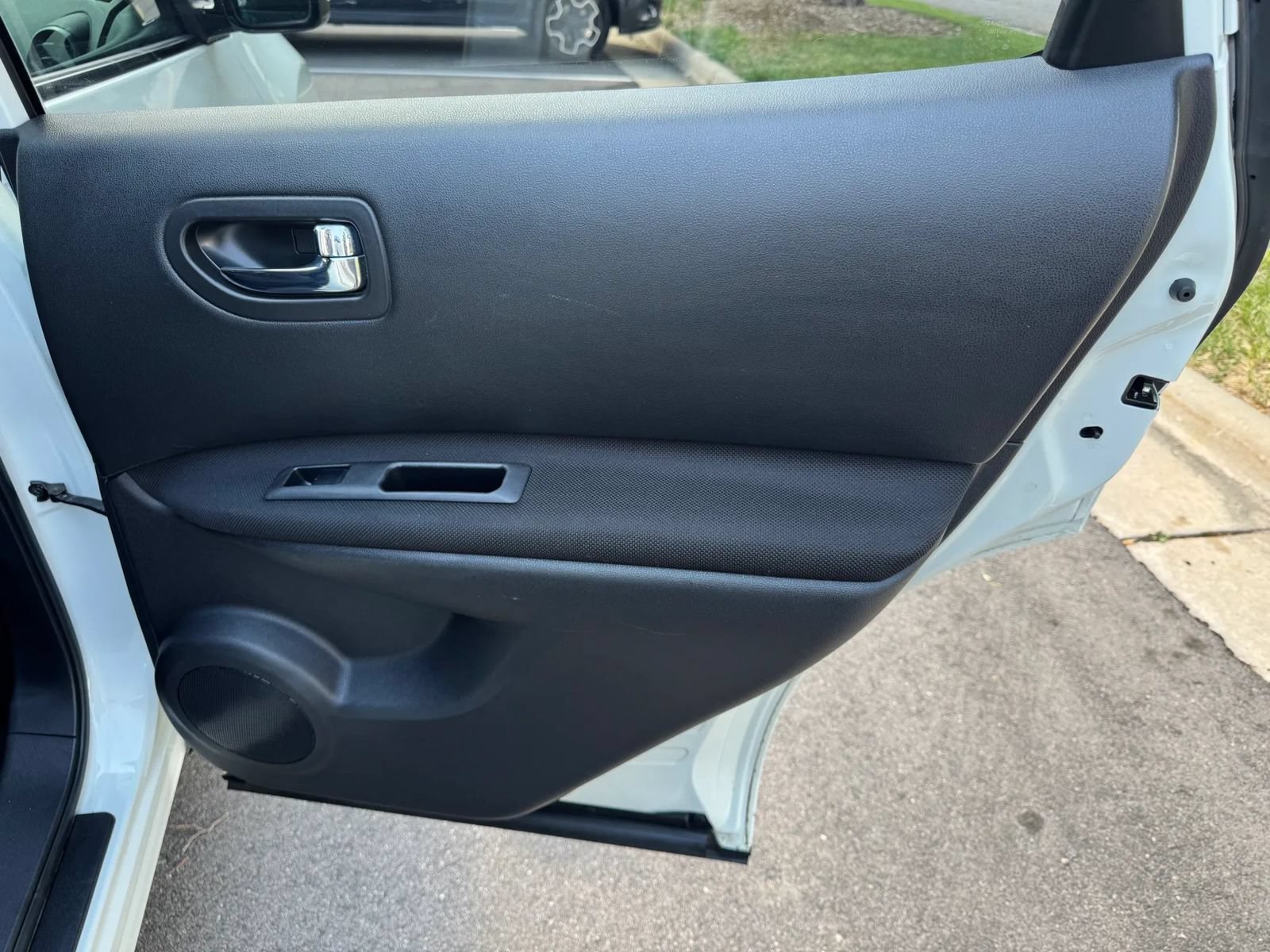 Used 2011 Nissan Rogue SV AWD/4WD image 14