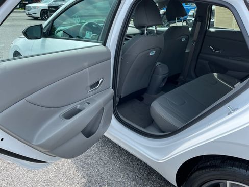 Used 2025 Hyundai Elantra SEL FWD image 21