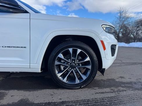 Used 2024 Jeep Grand Cherokee Overland w/ Trailer Tow Package AWD/4WD image 8
