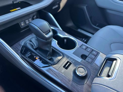 Used 2025 Toyota Highlander Limited image 31