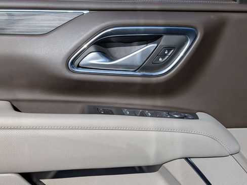 Used 2022 GMC Yukon SLT w/ SLT Premium Package image 13