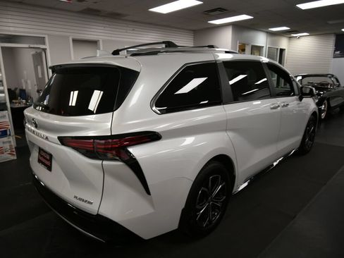 Used 2026 Toyota Sienna Platinum AWD/4WD image 7