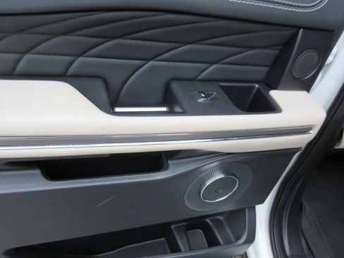 Used 2024 Ford Expedition Platinum image 18