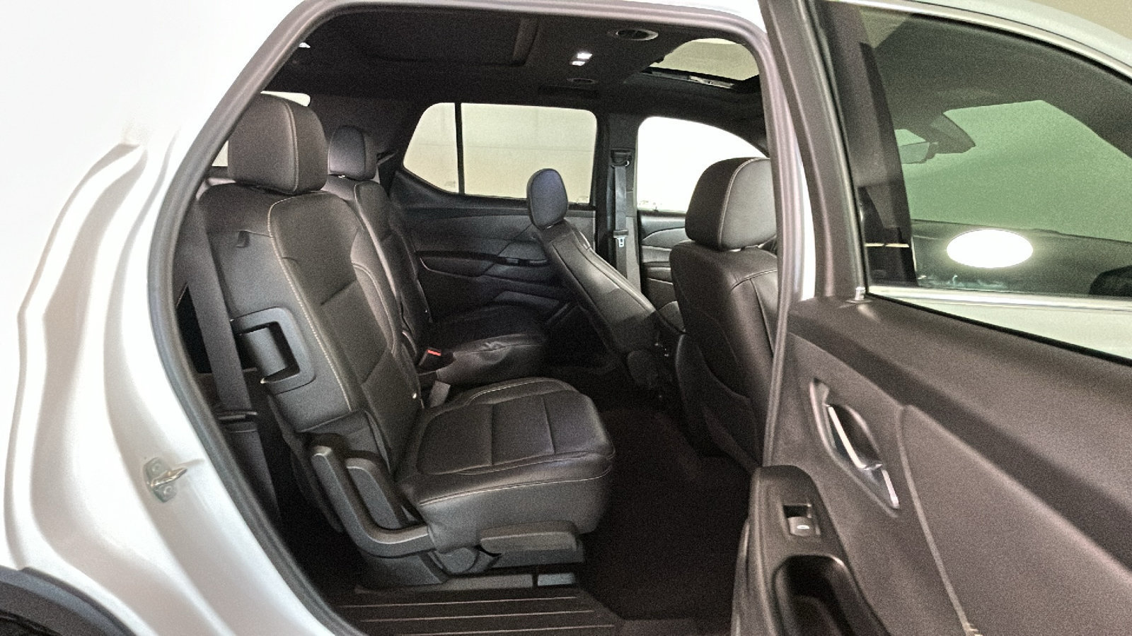 Used 2023 Chevrolet Traverse LT w/ LT Premium Package AWD/4WD image 37