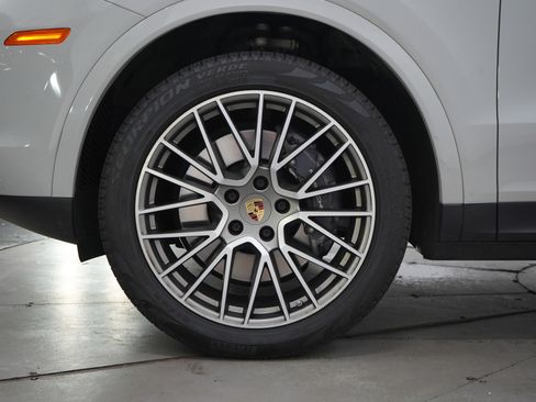 Used 2023 Porsche Cayenne Platinum Edition AWD/4WD image 29