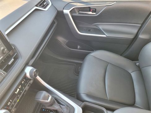 Used 2022 Toyota RAV4 XLE Premium image 14