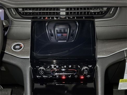 New 2025 Jeep Grand Cherokee Limited w/ Luxury Tech Group II image 26