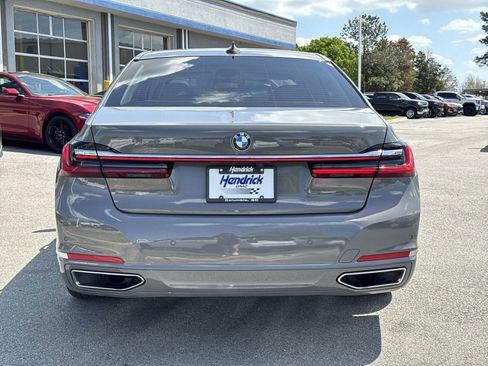 Used 2022 BMW 740i w/ Premium Package image 9