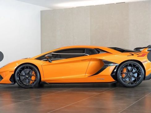 Used 2020 Lamborghini Aventador SVJ AWD/4WD image 3