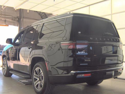 Used 2023 Jeep Wagoneer 4WD w/ Premium Group I image 3