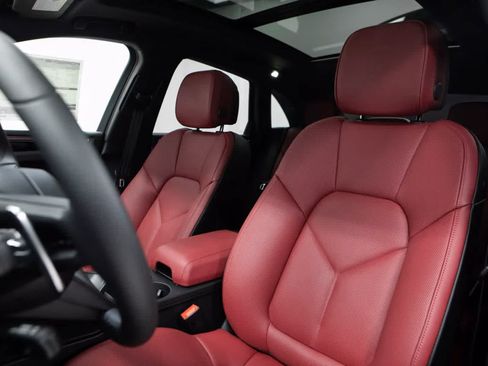 Certified 2026 Porsche Macan AWD/4WD image 5