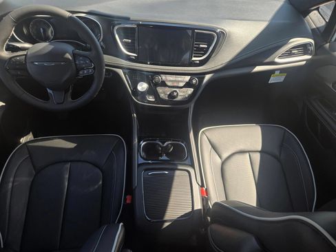 New 2027 Chrysler Pacifica Limited FWD image 9