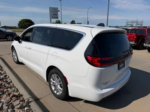 New 2027 Chrysler Pacifica Select FWD image 8