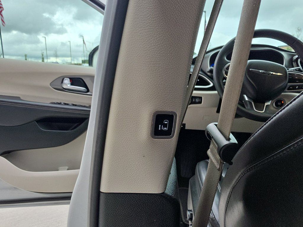 Used 2023 Chrysler Pacifica Touring-L FWD image 21