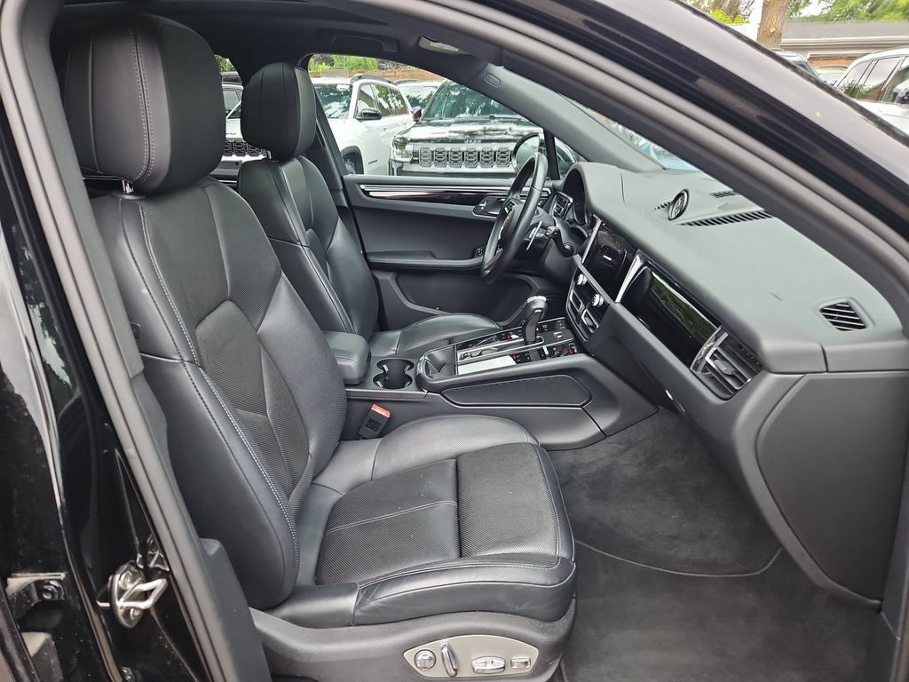 Used 2024 Porsche Macan AWD/4WD image 16