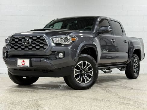 Used 2021 Toyota Tacoma TRD Sport w/ Technology Package image 2