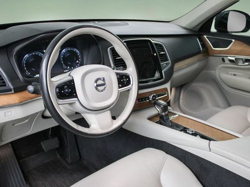 Used 2022 Volvo XC90 T5 Momentum w/ Climate Package FWD image 2