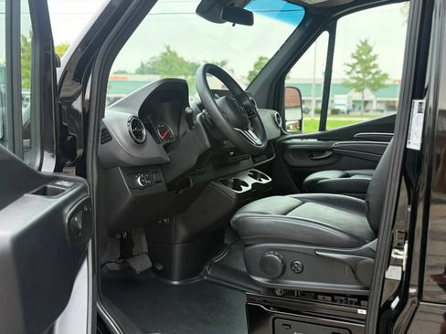 Used 2024 Mercedes-Benz Sprinter 2500 image 11