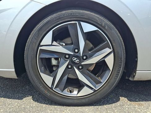 Certified 2022 Hyundai Elantra Limited w/ Preferred Accessory Package FWD image 8