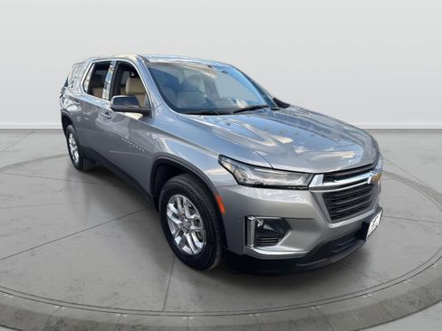 Used 2023 Chevrolet Traverse LS image 1
