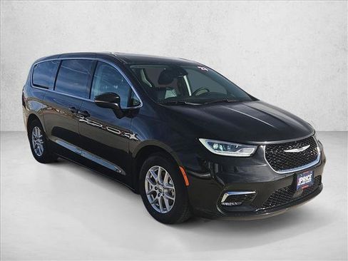 Used 2023 Chrysler Pacifica Touring-L image 3