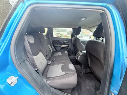 Used 2018 Jeep Cherokee Latitude w/ Altitude Package FWD image 12