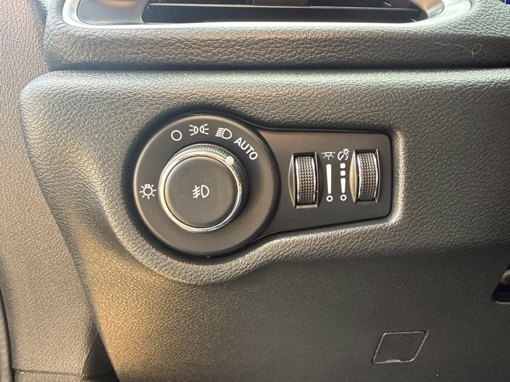 Used 2025 Chrysler Pacifica Limited FWD image 32