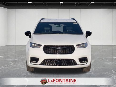 New 2026 Chrysler Pacifica Select w/ S Appearance Package image 8