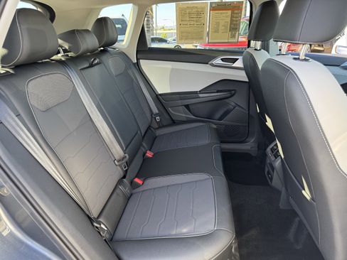 Certified 2025 Volkswagen Taos SE image 35