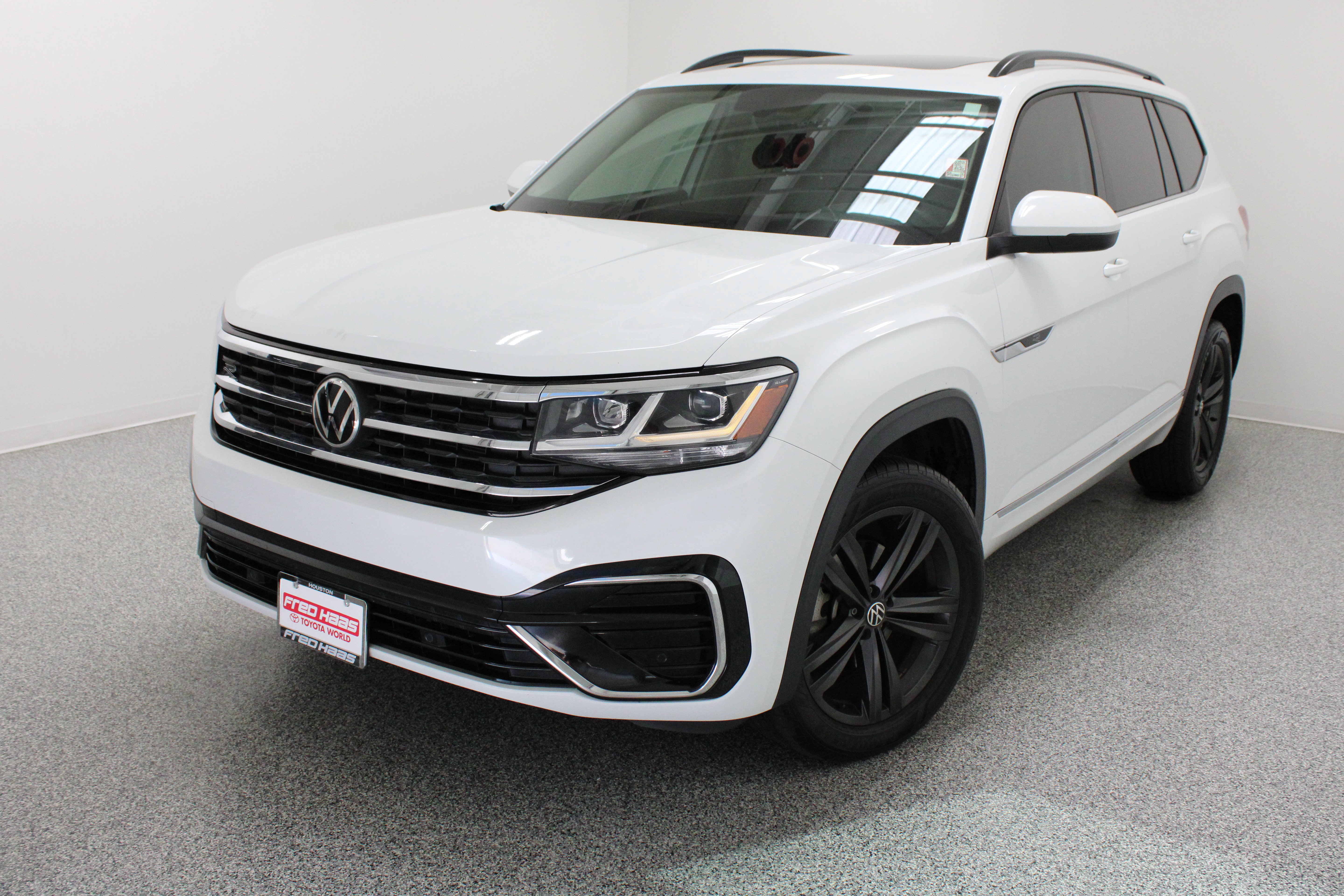 Used 2021 Volkswagen Atlas SE w/ Panoramic Sunroof Package FWD image 2