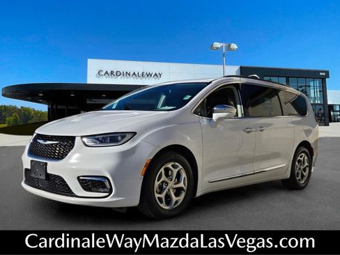Used 2022 Chrysler Pacifica Limited FWD image 2