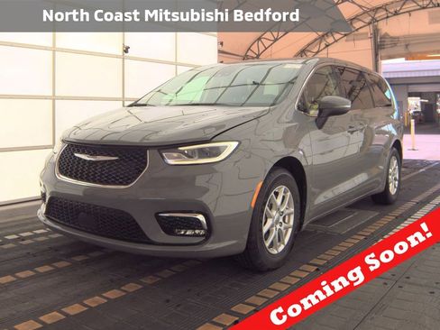 Used 2023 Chrysler Pacifica Touring-L image 1