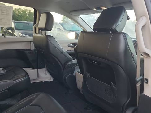 Used 2024 Chrysler Pacifica Touring-L FWD image 21