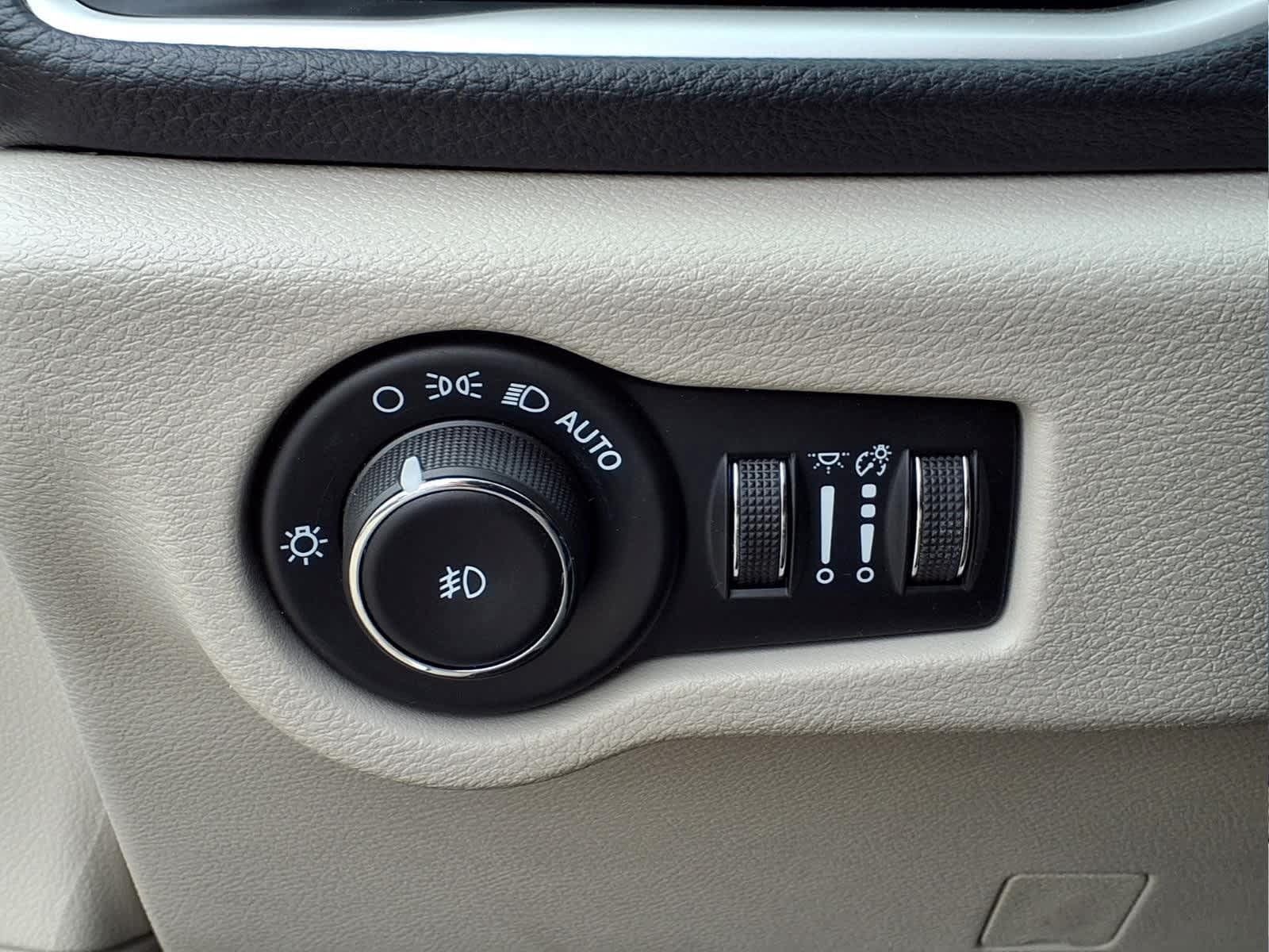 Used 2024 Chrysler Pacifica Touring-L FWD image 18