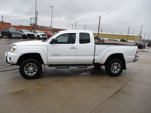Used 2013 Toyota Tacoma 4x4 Access Cab w/ SR5 Pkg image 4