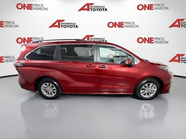 Used 2025 Toyota Sienna LE w/ LE Plus Package FWD image 9