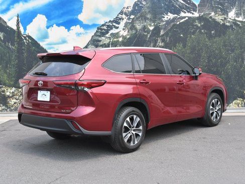 Used 2023 Toyota Highlander XLE AWD/4WD image 3