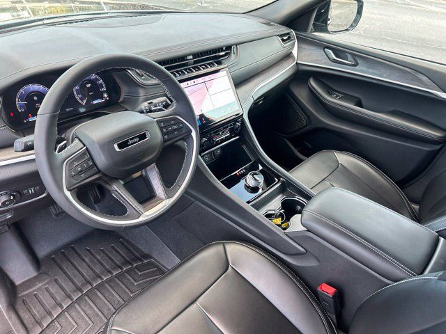 Used 2025 Jeep Grand Cherokee Limited RWD image 9