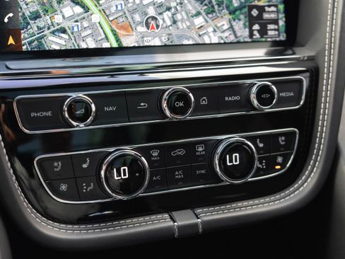 Used 2022 Bentley Bentayga image 27