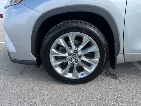 Used 2020 Toyota Highlander Limited image 11