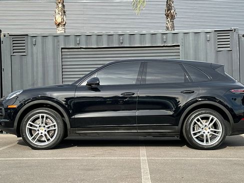 Certified 2023 Porsche Cayenne Platinum Edition image 2