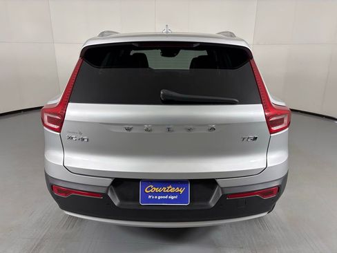 Used 2019 Volvo XC40 T5 Momentum image 7