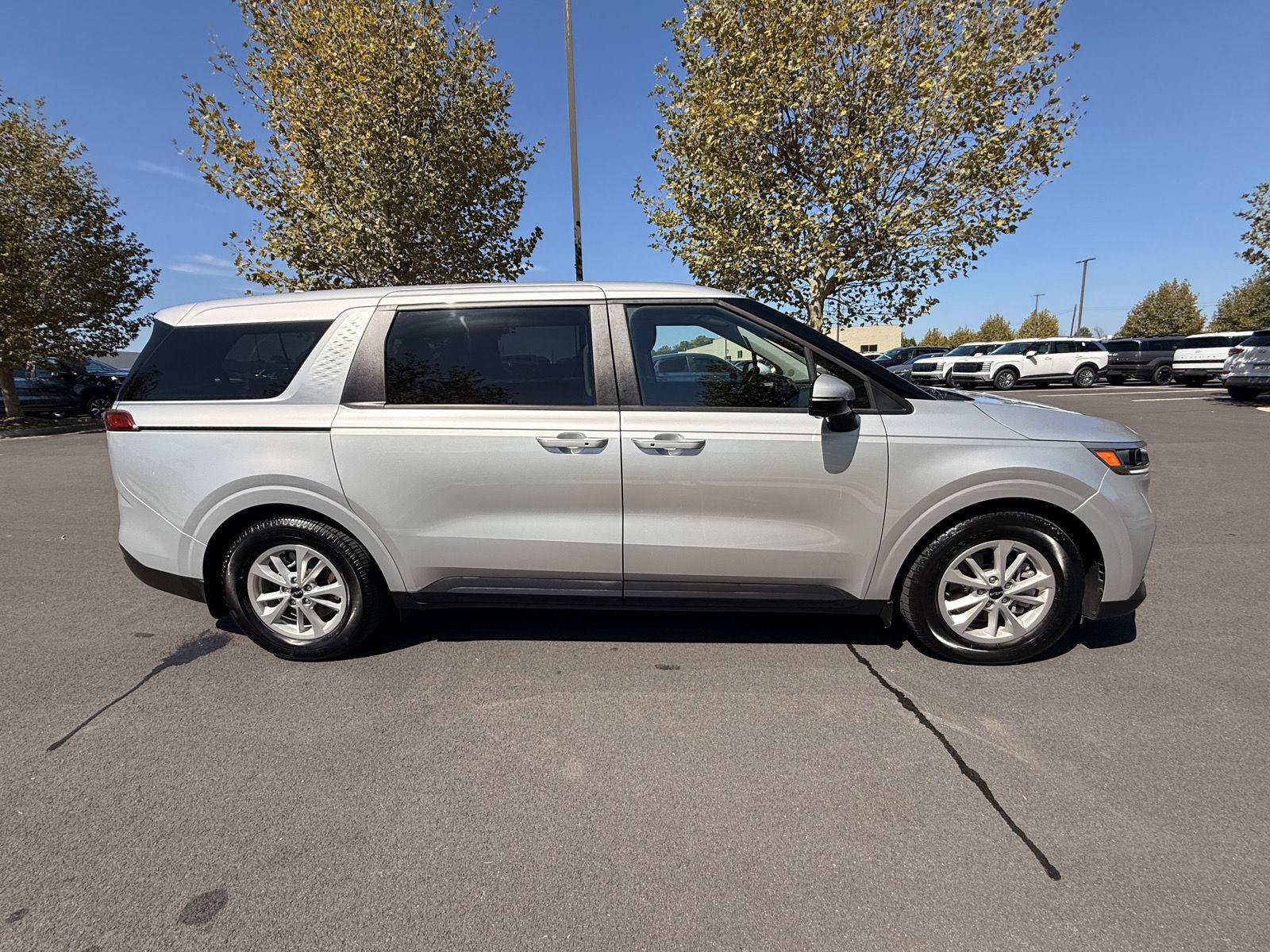 Used 2023 Kia Carnival LX FWD image 4