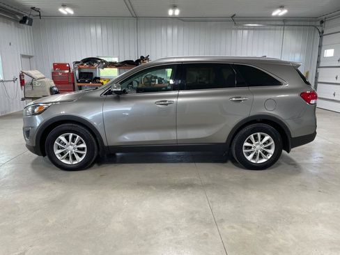 Used 2017 Kia Sorento FWD w/ LX Convenience Package image 4