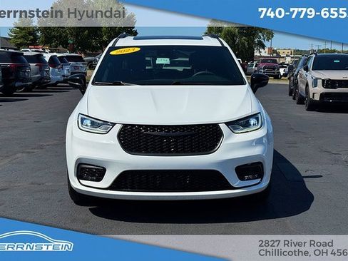 Used 2023 Chrysler Pacifica Limited w/ S Appearance Package image 2