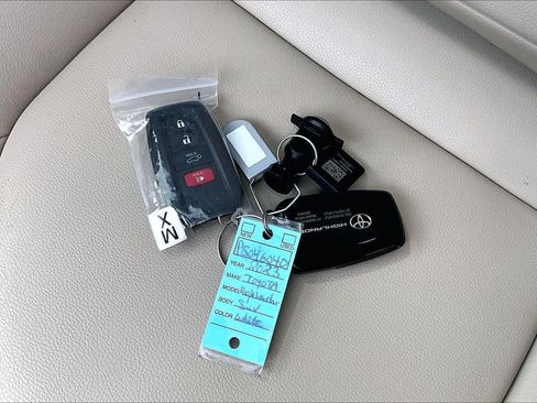 Used 2023 Toyota Highlander XLE FWD image 15