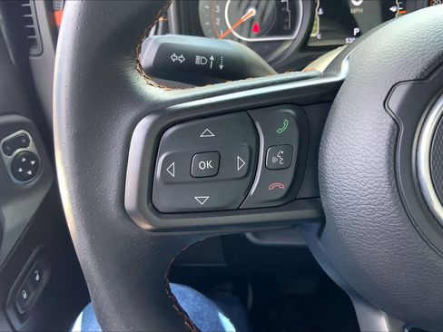 Used 2025 Jeep Gladiator Mojave AWD/4WD image 24