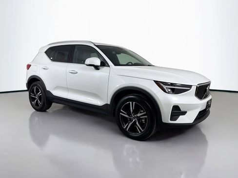 Certified 2025 Volvo XC40 B5 Core image 3